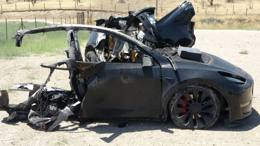 Tesla kazası... Araç ikiye bölündü, 2 hemşire hayatını kaybetti 6