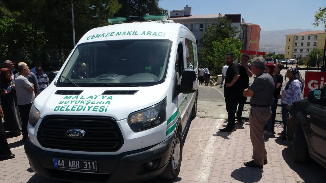 Tesla kazası... Araç ikiye bölündü, 2 hemşire hayatını kaybetti 8