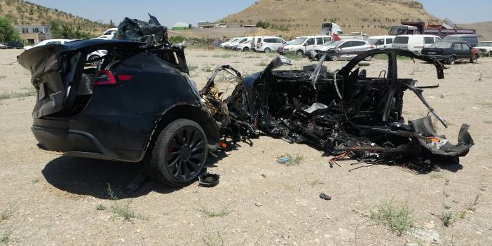 Tesla kazası... Araç ikiye bölündü, 2 hemşire hayatını kaybetti