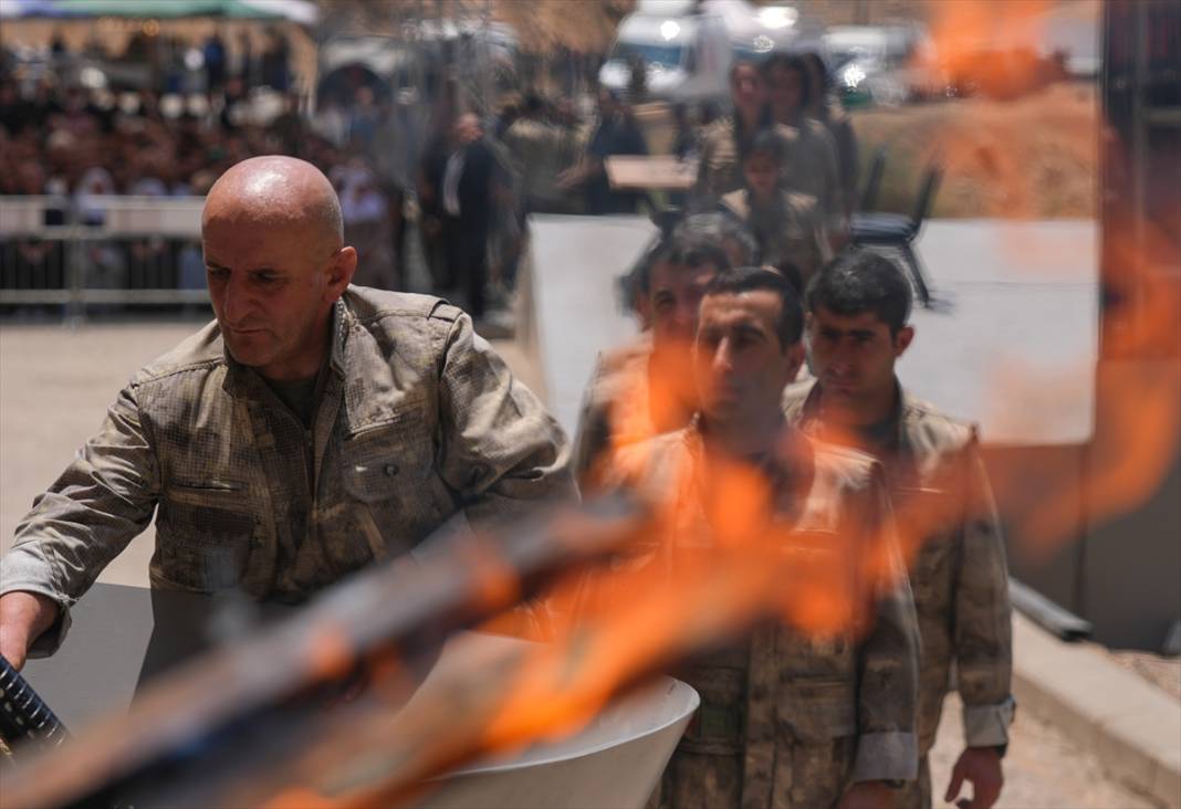 Terör örgütü PKK'dan bir grup silahlarını imha etti 1