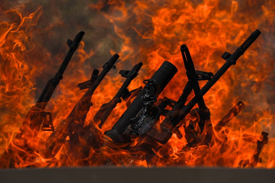 Terör örgütü PKK'dan bir grup silahlarını imha etti 10