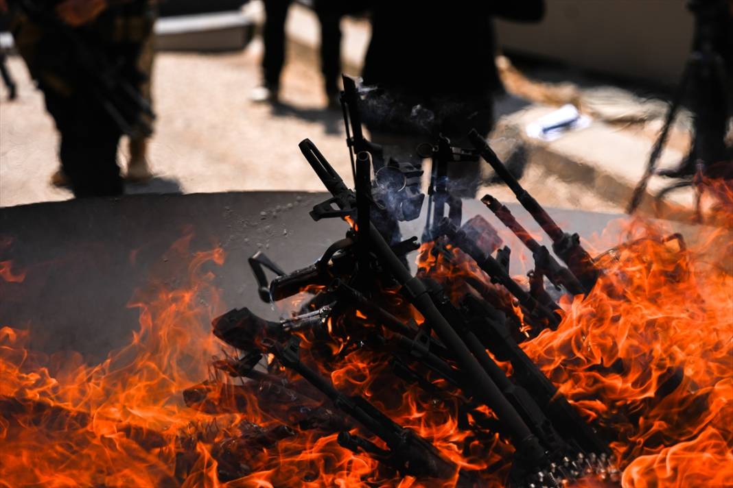 Terör örgütü PKK'dan bir grup silahlarını imha etti 11