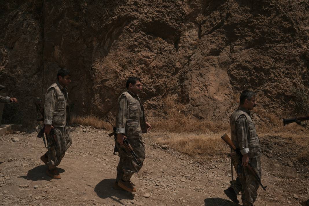 Terör örgütü PKK'dan bir grup silahlarını imha etti 12