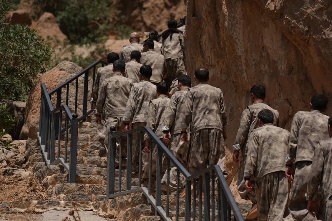 Terör örgütü PKK'dan bir grup silahlarını imha etti 13