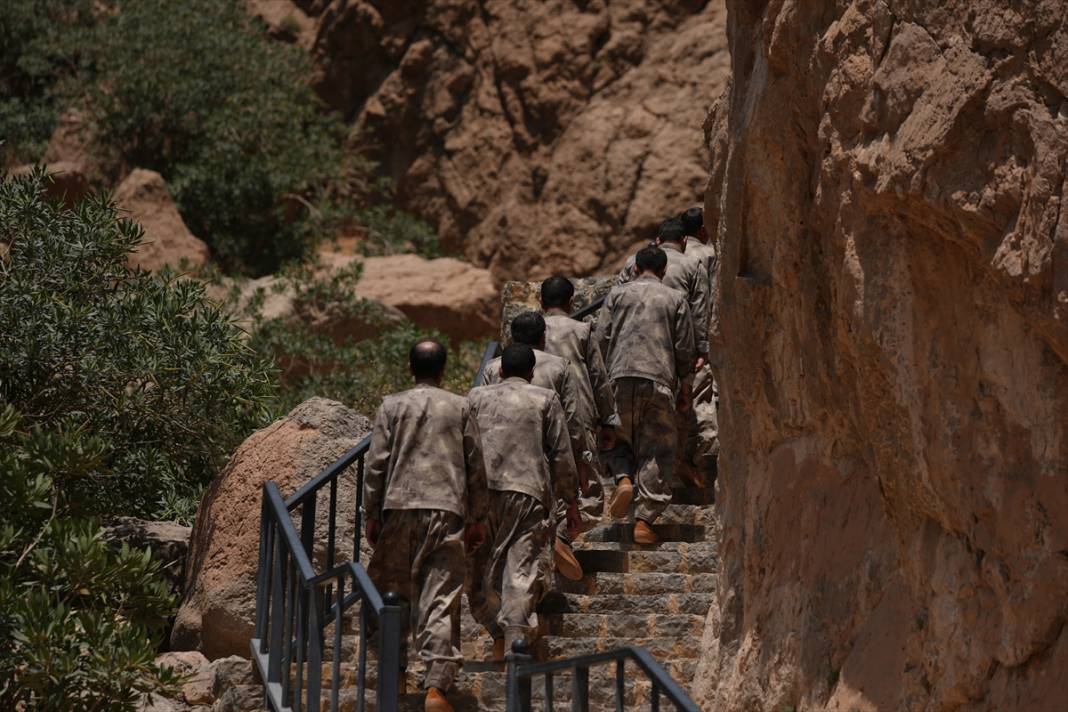 Terör örgütü PKK'dan bir grup silahlarını imha etti 14