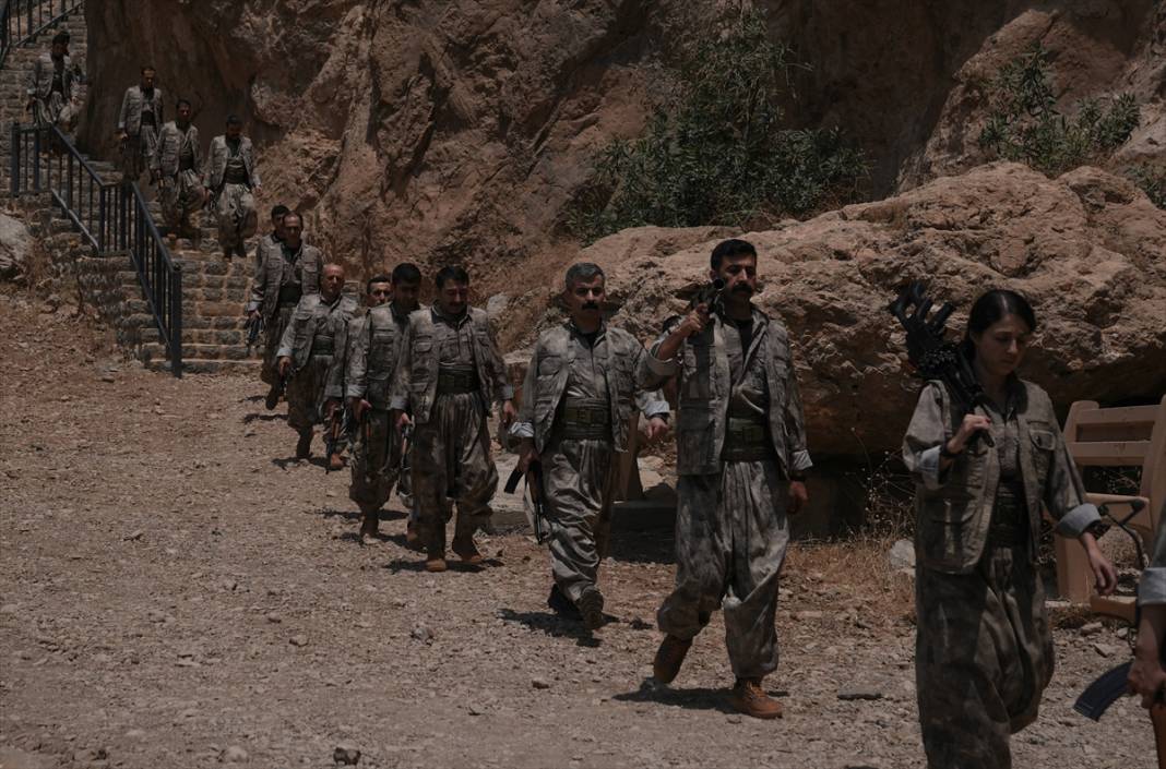 Terör örgütü PKK'dan bir grup silahlarını imha etti 15