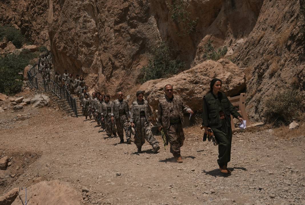 Terör örgütü PKK'dan bir grup silahlarını imha etti 16