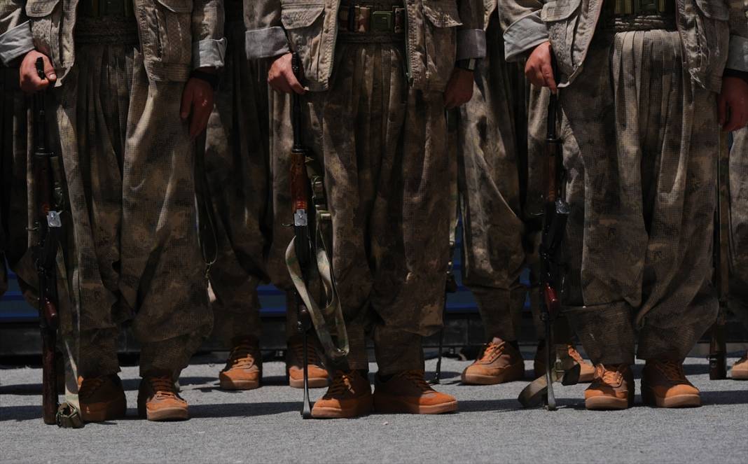 Terör örgütü PKK'dan bir grup silahlarını imha etti 17