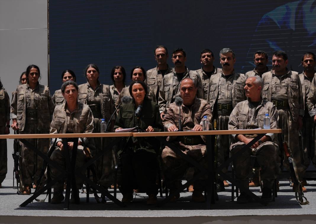 Terör örgütü PKK'dan bir grup silahlarını imha etti 18