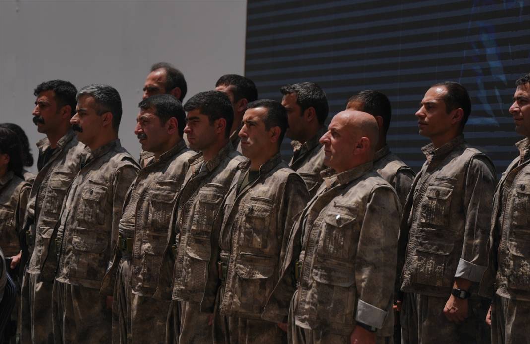 Terör örgütü PKK'dan bir grup silahlarını imha etti 19