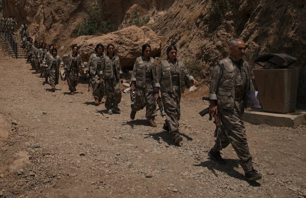 Terör örgütü PKK'dan bir grup silahlarını imha etti 21