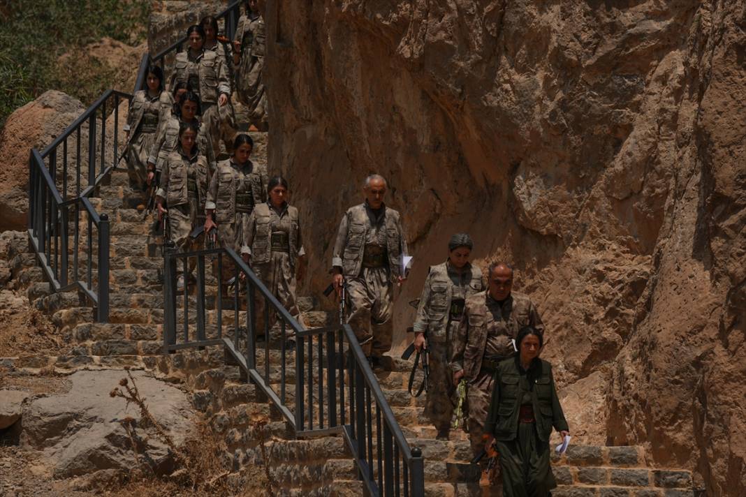 Terör örgütü PKK'dan bir grup silahlarını imha etti 22