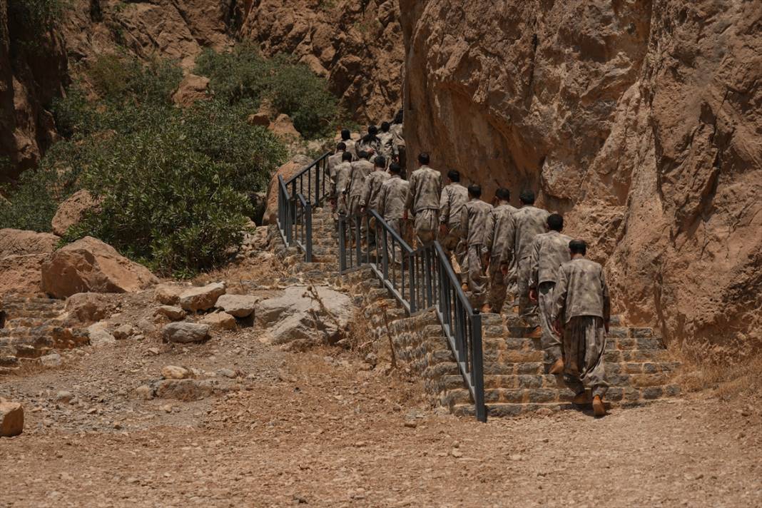 Terör örgütü PKK'dan bir grup silahlarını imha etti 23