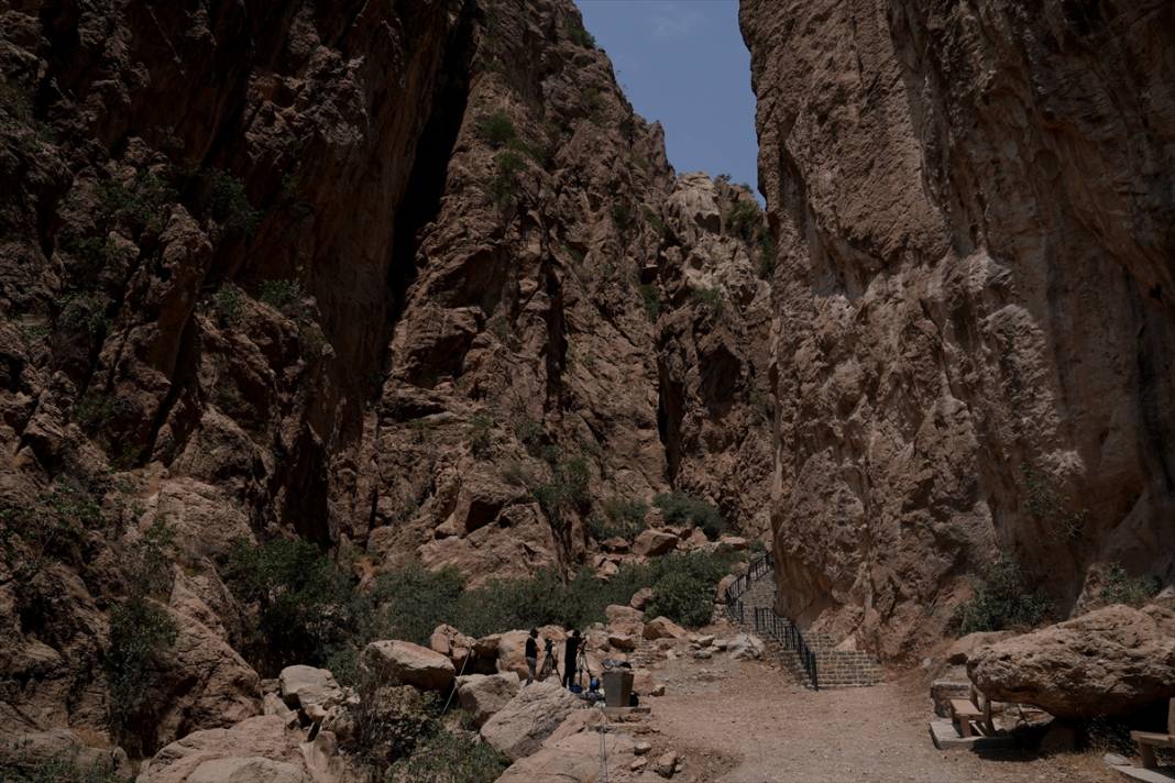 Terör örgütü PKK'dan bir grup silahlarını imha etti 24