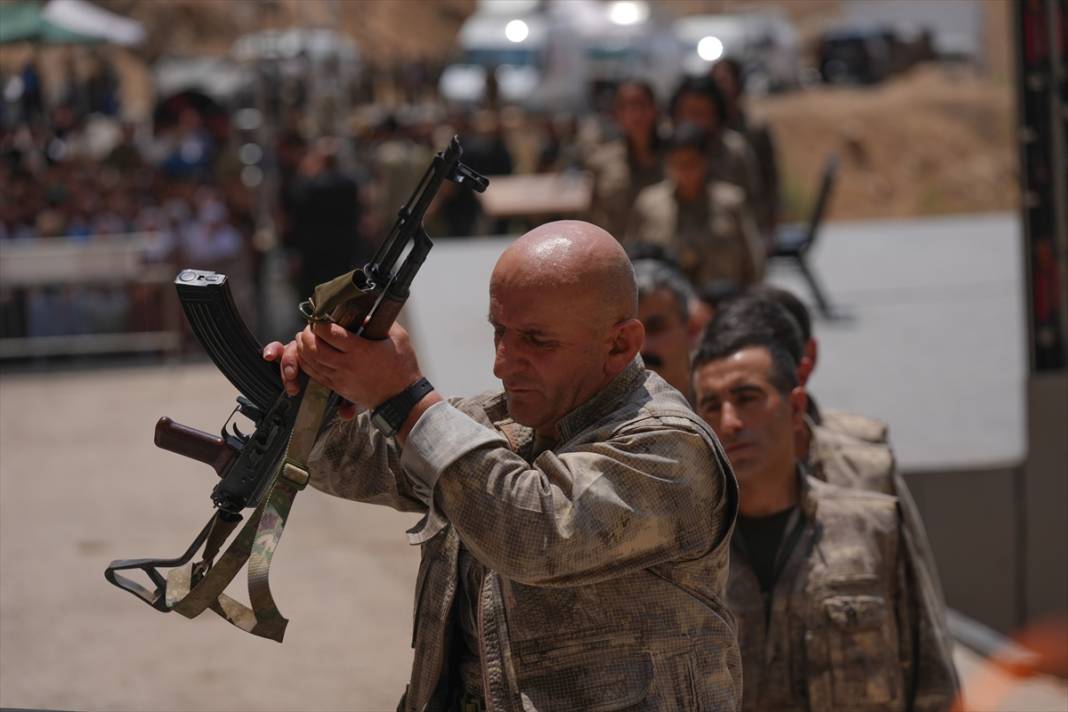 Terör örgütü PKK'dan bir grup silahlarını imha etti 25