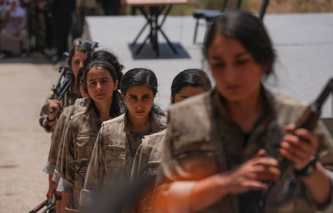 Terör örgütü PKK'dan bir grup silahlarını imha etti 26