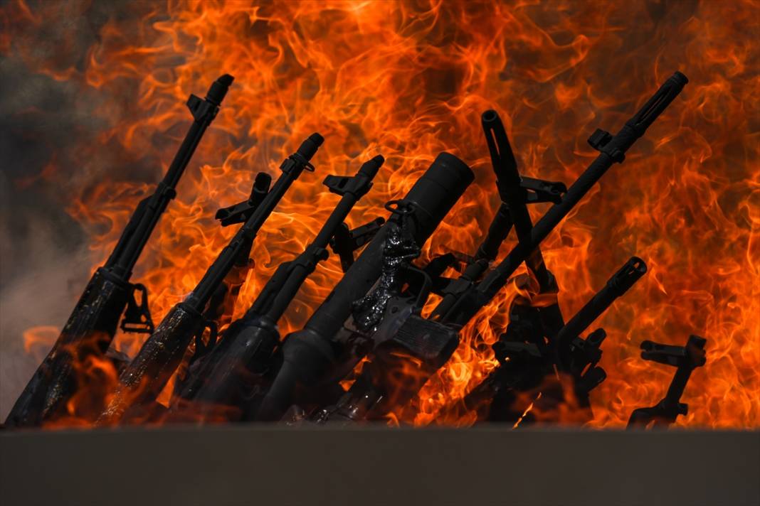 Terör örgütü PKK'dan bir grup silahlarını imha etti 27