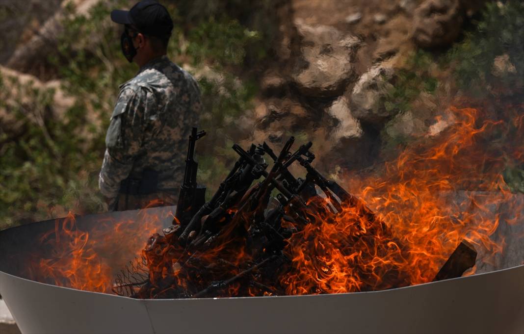 Terör örgütü PKK'dan bir grup silahlarını imha etti 5