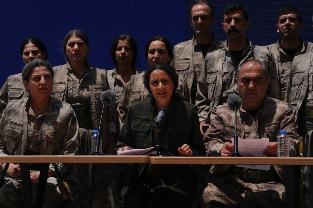 Terör örgütü PKK'dan bir grup silahlarını imha etti 6