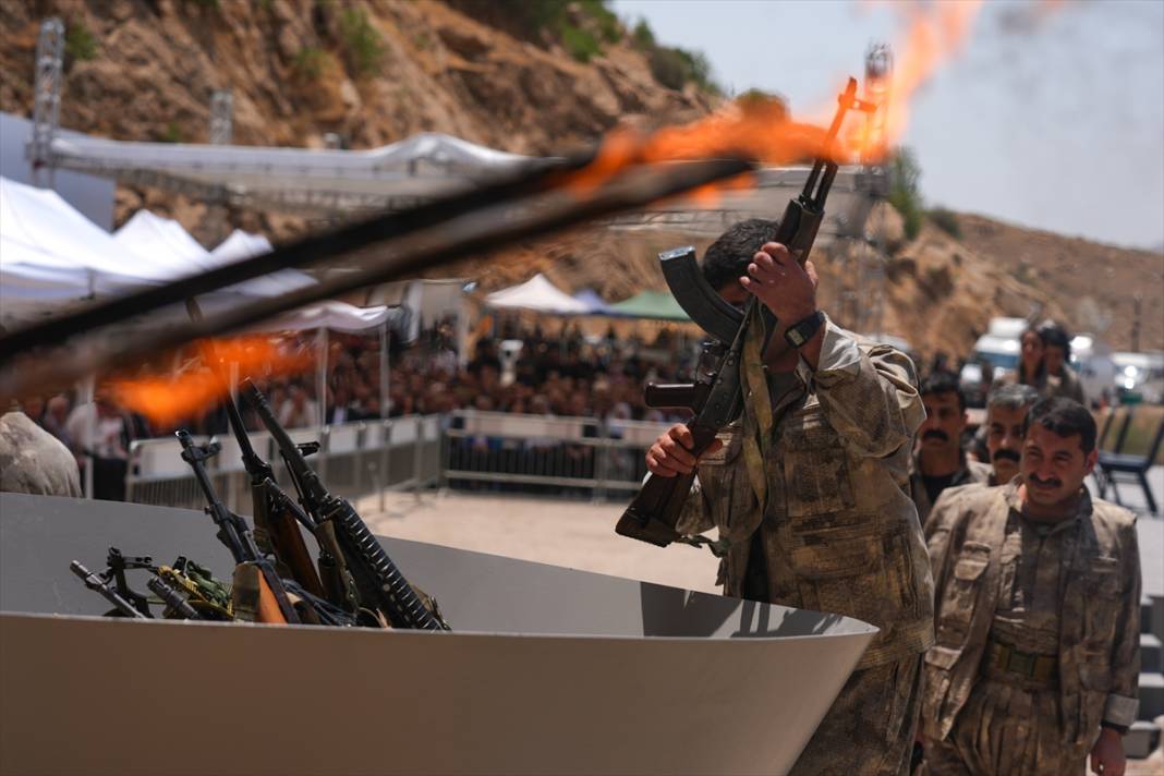 Terör örgütü PKK'dan bir grup silahlarını imha etti 7