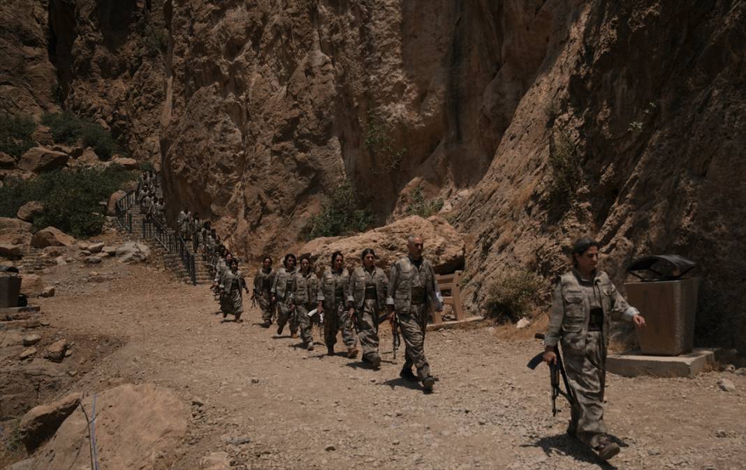 Terör örgütü PKK'dan bir grup silahlarını imha etti 9