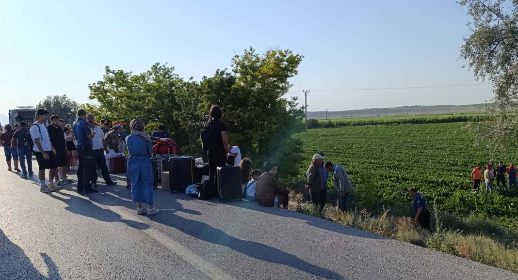 Konya'da yoldan çıkan yolcu otobüsü kaza yaptı! Çok sayıda yaralı var 1