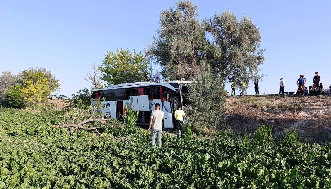 Konya'da yoldan çıkan yolcu otobüsü kaza yaptı! Çok sayıda yaralı var 2