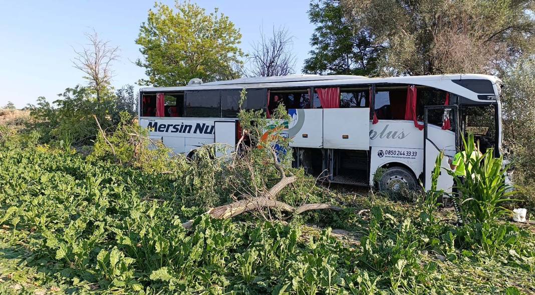 Konya'da yoldan çıkan yolcu otobüsü kaza yaptı! Çok sayıda yaralı var 4