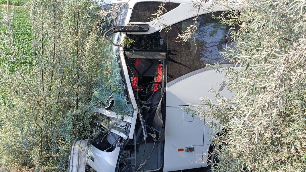 Konya'da yoldan çıkan yolcu otobüsü kaza yaptı! Çok sayıda yaralı var 8