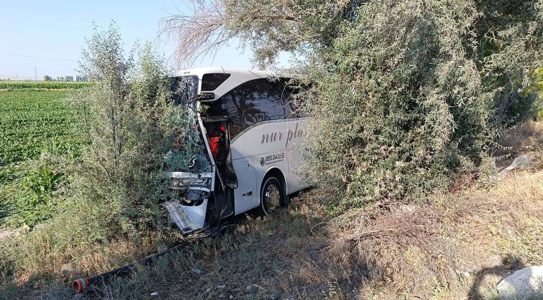 Konya'da yoldan çıkan yolcu otobüsü kaza yaptı! Çok sayıda yaralı var 9