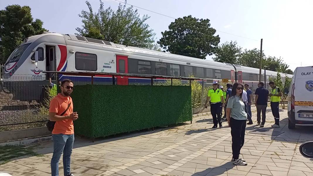 Raylardan geçerken yolcu treni çarptı, öldü 1