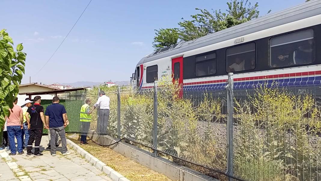 Raylardan geçerken yolcu treni çarptı, öldü 2