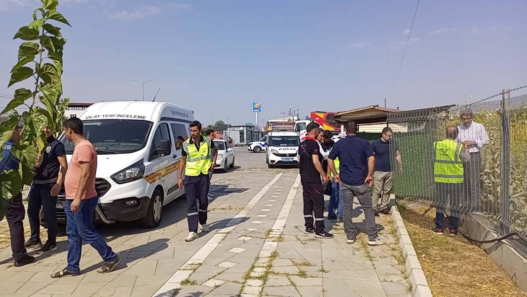 Raylardan geçerken yolcu treni çarptı, öldü 3