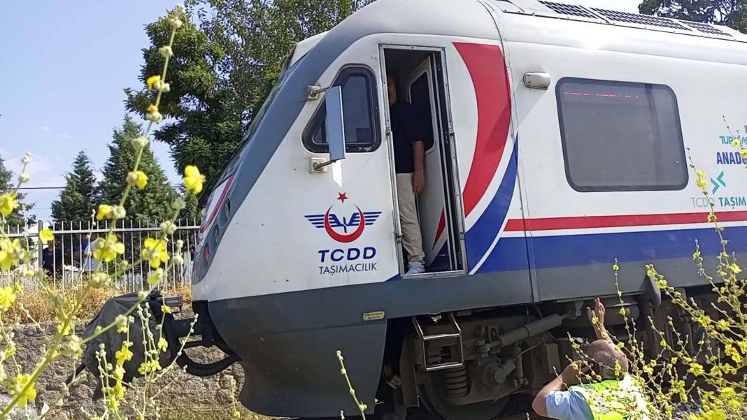 Raylardan geçerken yolcu treni çarptı, öldü 4
