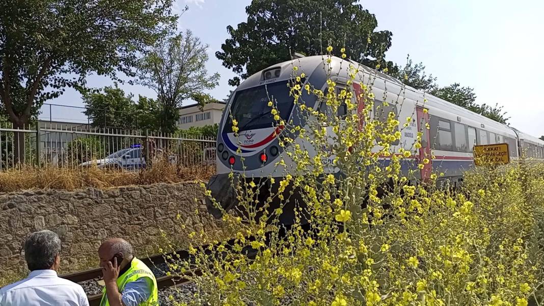 Raylardan geçerken yolcu treni çarptı, öldü 5