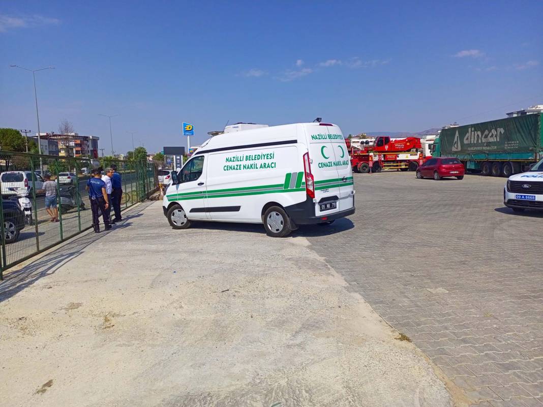 Raylardan geçerken yolcu treni çarptı, öldü 6