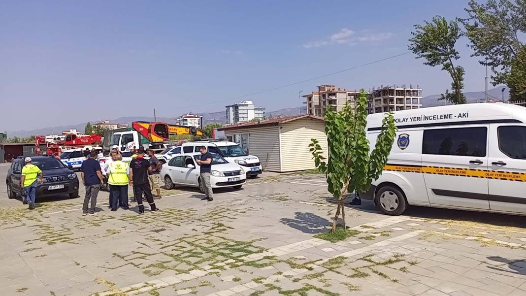 Raylardan geçerken yolcu treni çarptı, öldü 7