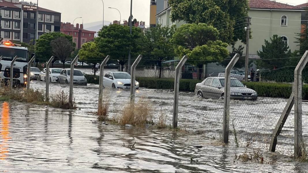 Konya'da yağmur bastırdı sürücüler zor anlar yaşadı 2