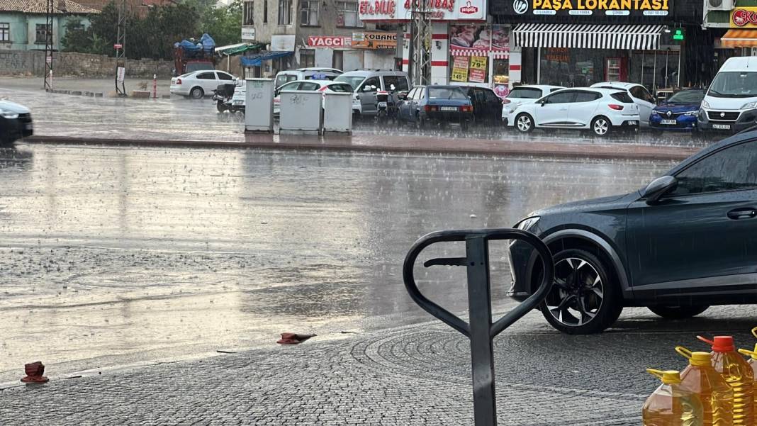 Konya'da yağmur bastırdı sürücüler zor anlar yaşadı 3