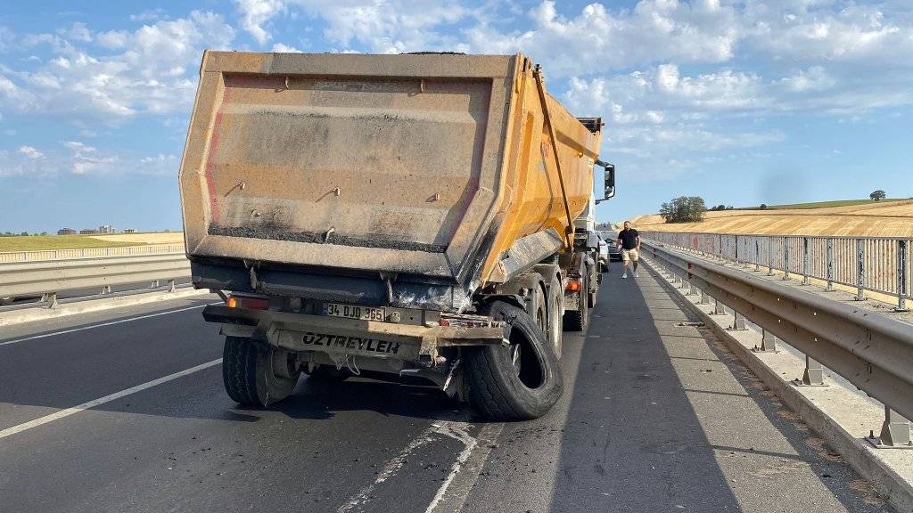 Kamyona çarpan otomobilin sürücüsü öldü 2