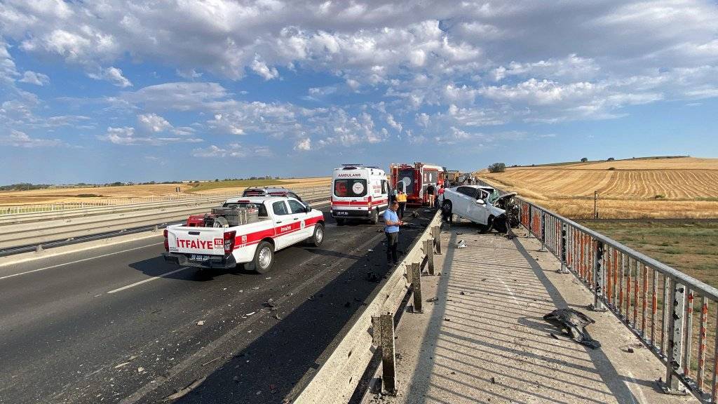 Kamyona çarpan otomobilin sürücüsü öldü 4