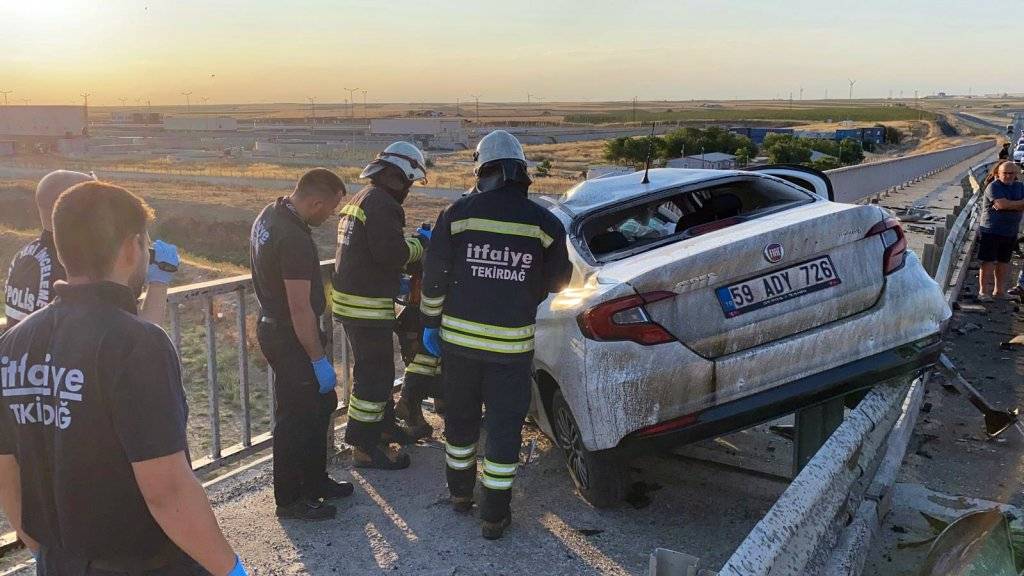 Kamyona çarpan otomobilin sürücüsü öldü 5