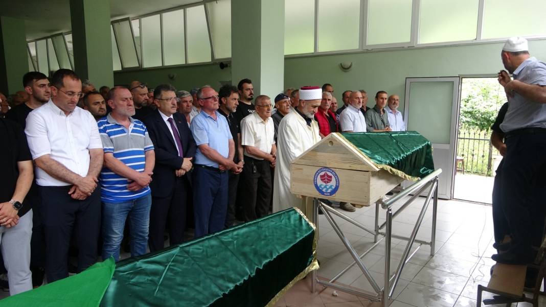 Kazada hayatını kaybeden baba ve kızı yan yana toprağa verildi 2