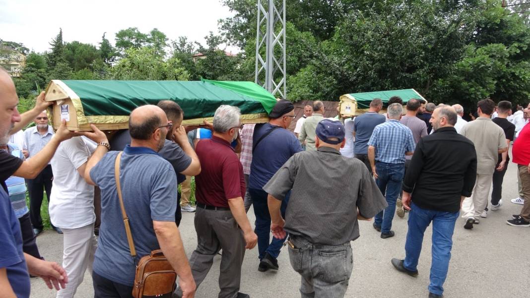 Kazada hayatını kaybeden baba ve kızı yan yana toprağa verildi 4