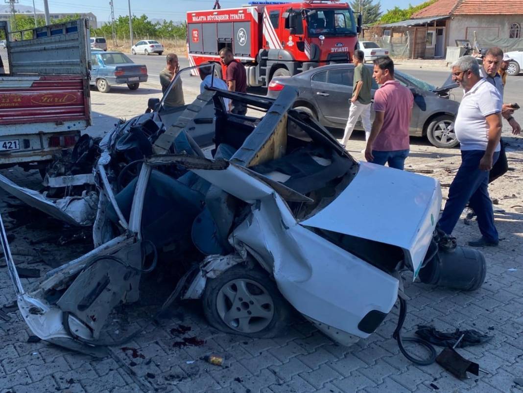 Kazada Tofaş hurdaya döndü: 1 ölü, 1 yaralı 1