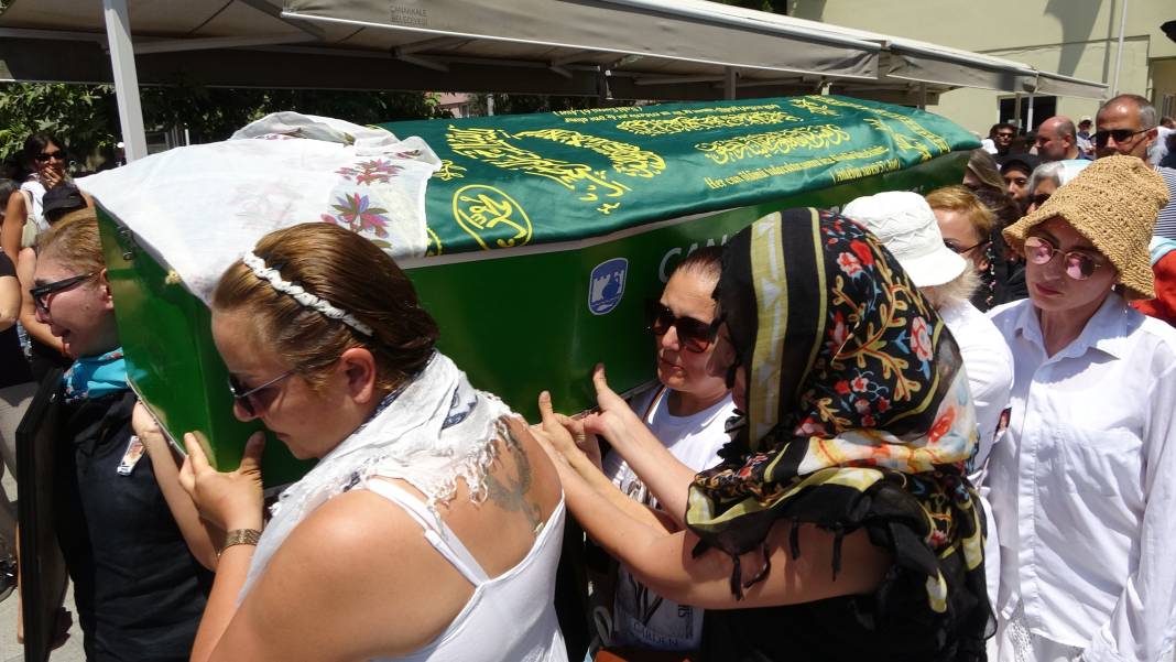 Evinde streç filme sarılı şekilde ölü bulunan kadın son yolculuğuna uğurlandı 2