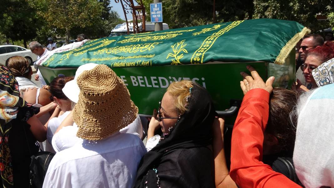 Evinde streç filme sarılı şekilde ölü bulunan kadın son yolculuğuna uğurlandı 3