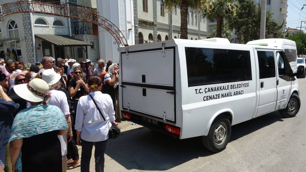 Evinde streç filme sarılı şekilde ölü bulunan kadın son yolculuğuna uğurlandı 4