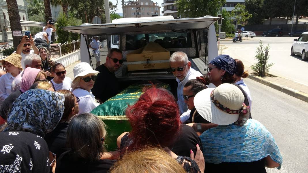 Evinde streç filme sarılı şekilde ölü bulunan kadın son yolculuğuna uğurlandı 5