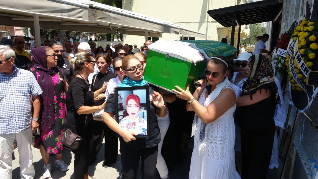 Evinde streç filme sarılı şekilde ölü bulunan kadın son yolculuğuna uğurlandı 6